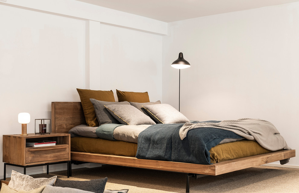 Свежая идея для дизайна: спальня: освещение в современном стиле с белыми стенами, ковровым покрытием и серым полом - отличное фото интерьера