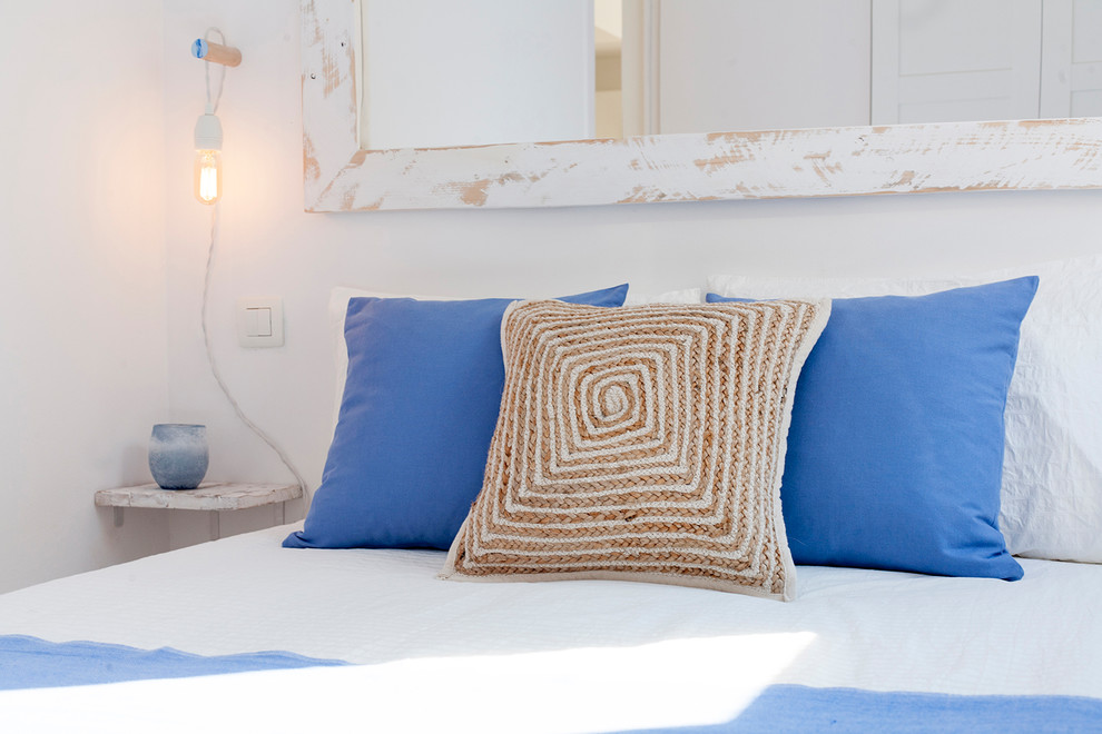 Стильный дизайн: маленькая гостевая спальня (комната для гостей) в средиземноморском стиле с белыми стенами, мраморным полом и бежевым полом для на участке и в саду - последний тренд