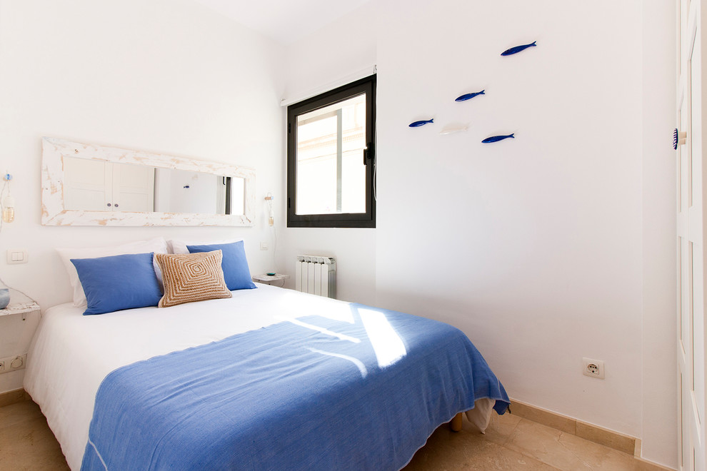 Kleines Mediterranes Gästezimmer mit weißer Wandfarbe, Marmorboden und beigem Boden in Barcelona