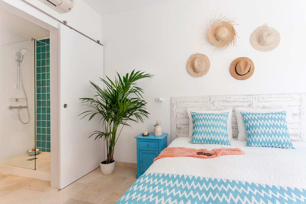 Cette image montre une petite chambre d'amis méditerranéenne avec un mur blanc, un sol en marbre et un sol beige.