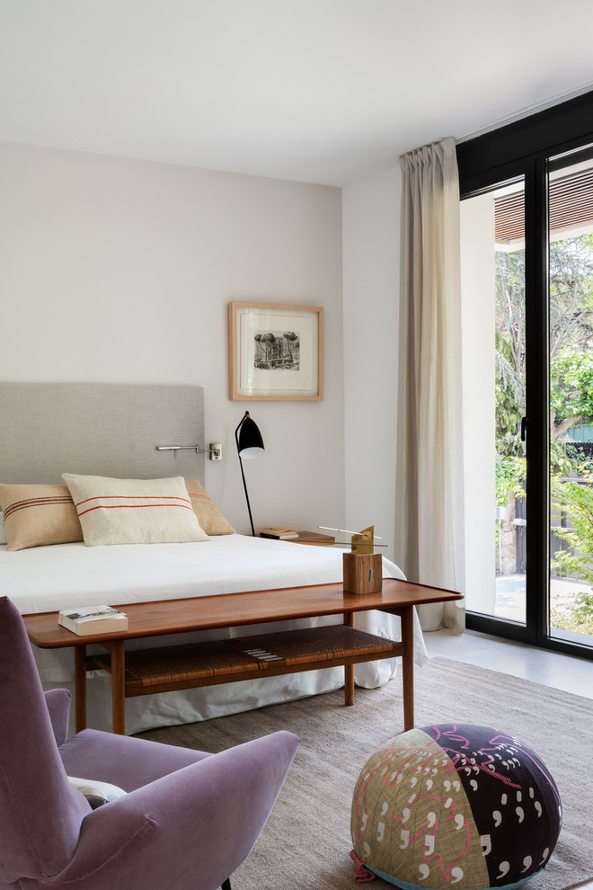 Imagen de dormitorio principal contemporáneo de tamaño medio sin chimenea con paredes blancas