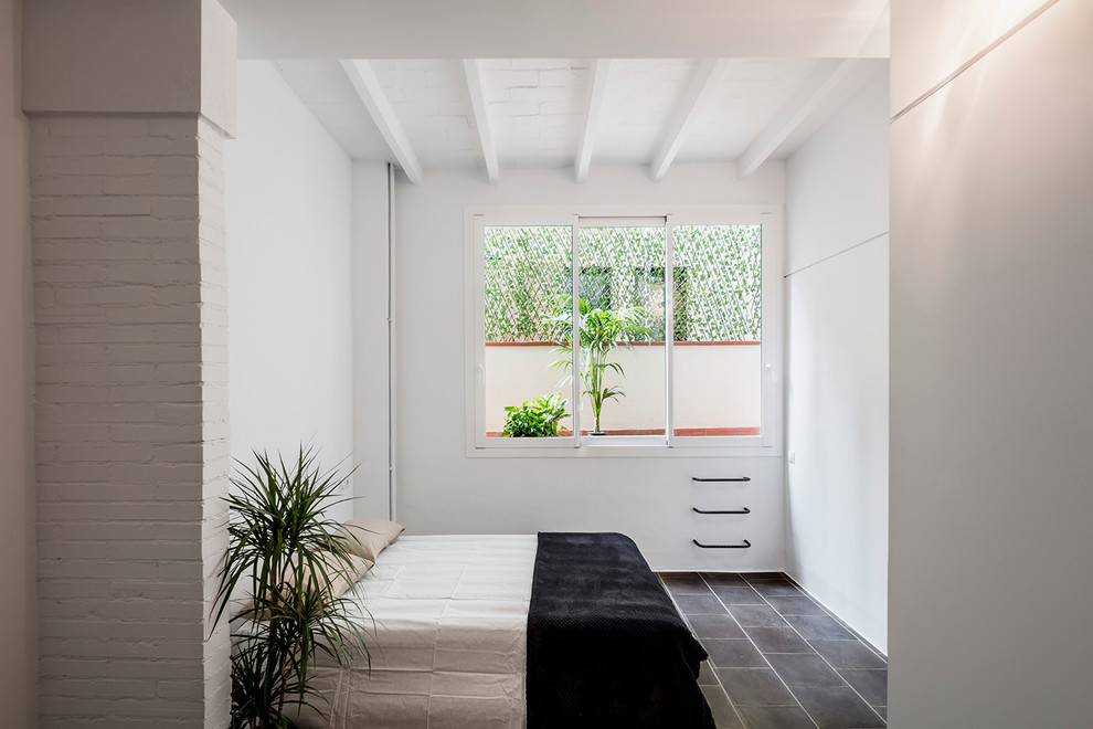 Diseño de dormitorio principal actual de tamaño medio sin chimenea con paredes blancas y suelo de baldosas de cerámica