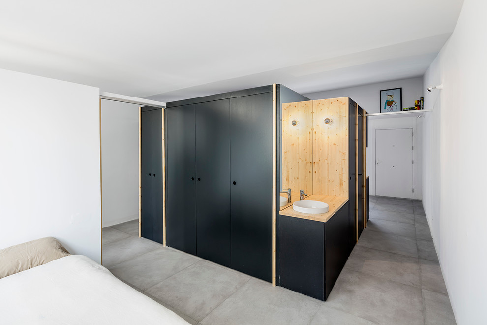 Mittelgroßes Modernes Hauptschlafzimmer ohne Kamin mit weißer Wandfarbe in Barcelona