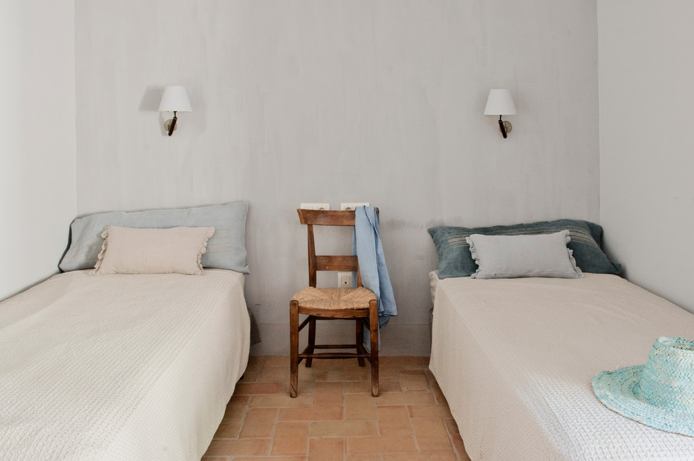 This is an example of a country bedroom in Barcelona.
