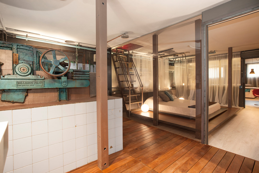 Foto di una camera da letto stile loft industriale di medie dimensioni con pareti bianche e nessun camino