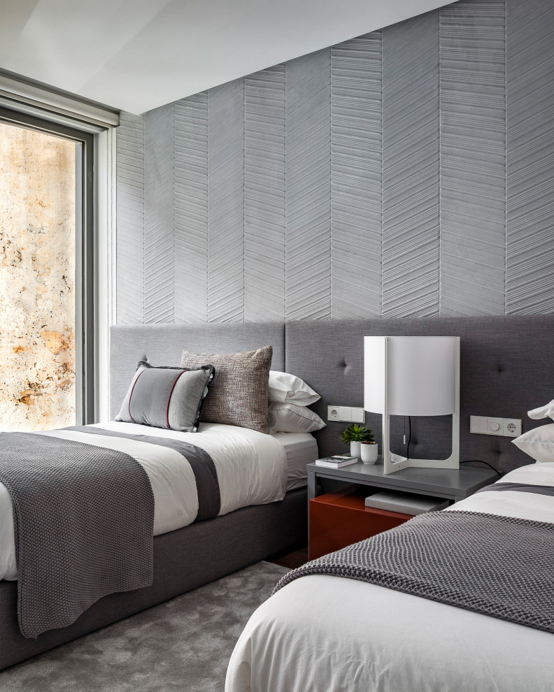 マドリードにある中くらいなコンテンポラリースタイルのおしゃれな客用寝室 (グレーの壁、カーペット敷き、暖炉なし、グレーの床) のインテリア