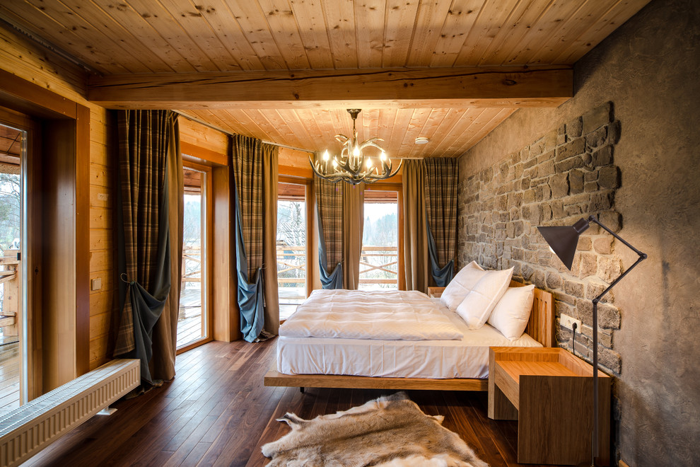 Стильный дизайн: большая хозяйская спальня в стиле кантри с серыми стенами и темным паркетным полом без камина - последний тренд