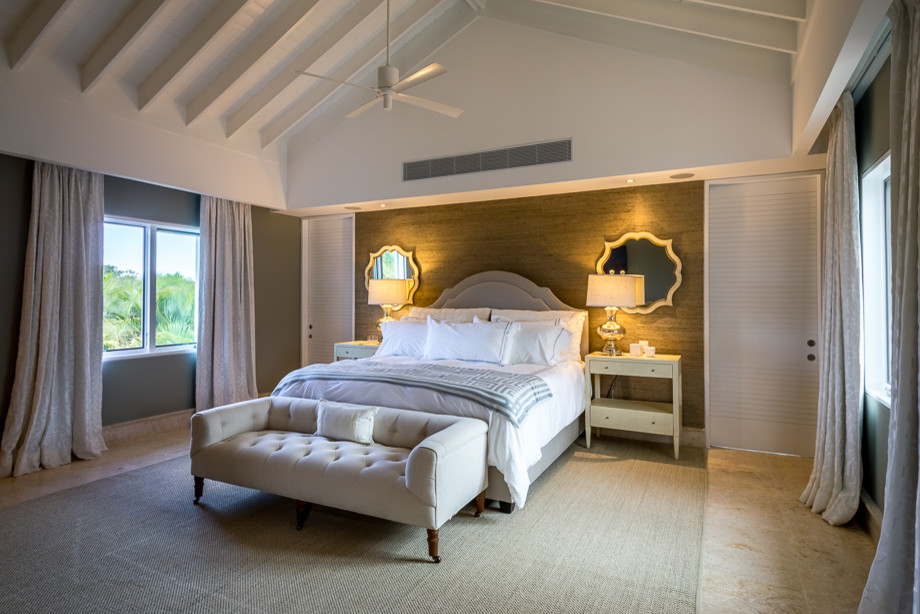 Источник вдохновения для домашнего уюта: хозяйская спальня среднего размера в современном стиле с коричневыми стенами и полом из травертина