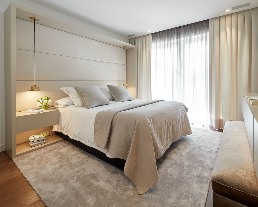 На фото: хозяйская спальня в современном стиле с белыми стенами, паркетным полом среднего тона, коричневым полом и тюлем