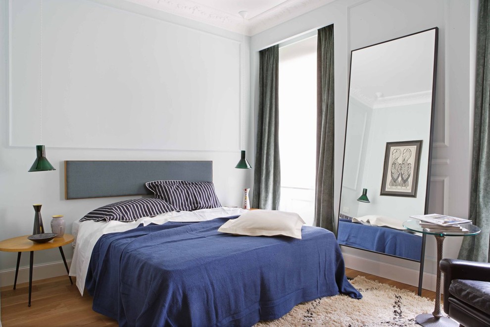 Идея дизайна: хозяйская спальня в скандинавском стиле с белыми стенами и светлым паркетным полом без камина