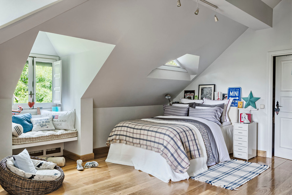 Mittelgroßes Klassisches Schlafzimmer ohne Kamin mit weißer Wandfarbe und braunem Holzboden in Madrid