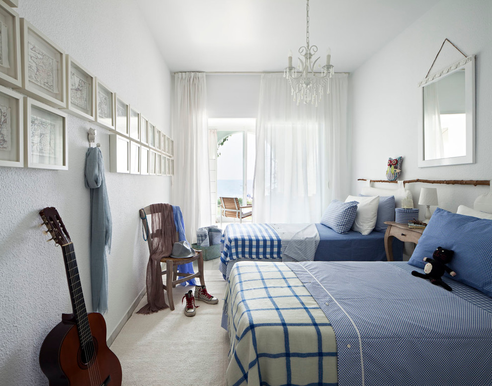 マドリードにある広い地中海スタイルのおしゃれな客用寝室 (白い壁、カーペット敷き、暖炉なし)