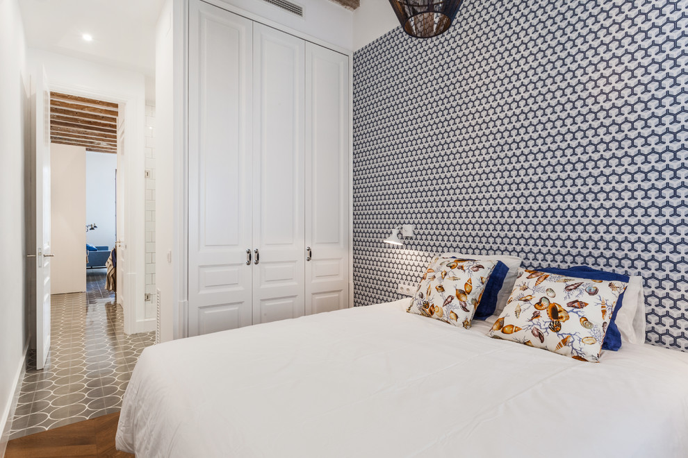 Diseño de dormitorio principal actual pequeño con paredes multicolor