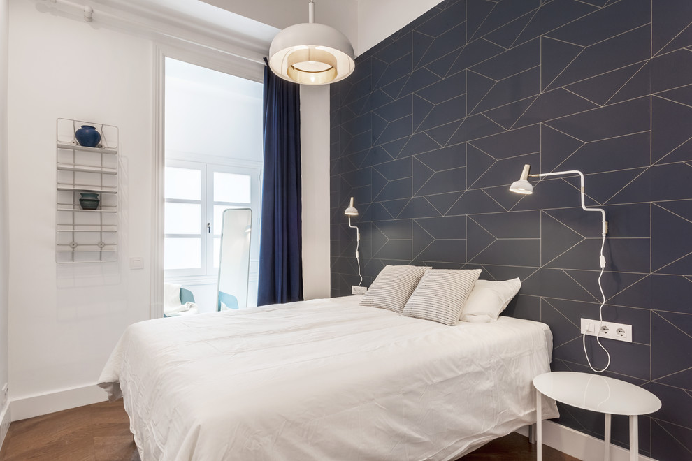 Идея дизайна: хозяйская спальня среднего размера в современном стиле с синими стенами, паркетным полом среднего тона, коричневым полом и синими шторами без камина