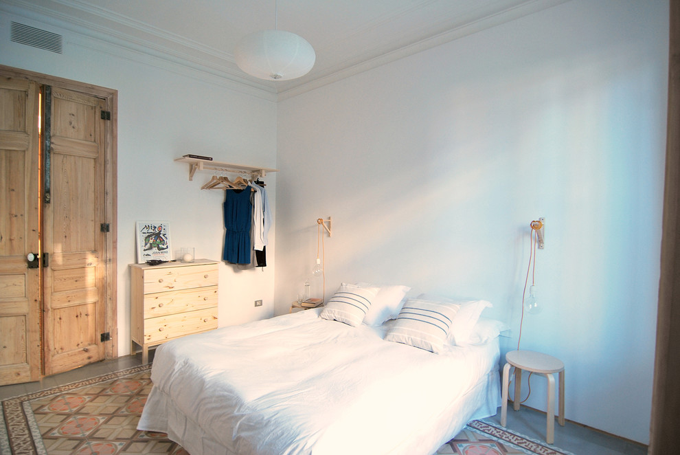 На фото: хозяйская спальня среднего размера в средиземноморском стиле с белыми стенами без камина с
