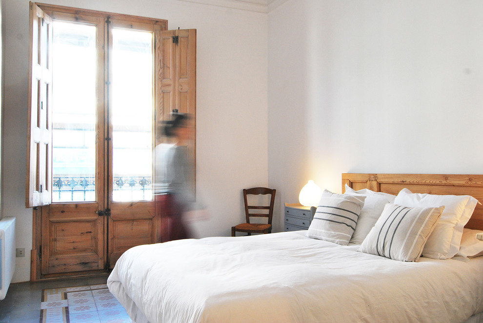 Идея дизайна: хозяйская спальня среднего размера в средиземноморском стиле с белыми стенами и полом из керамической плитки без камина