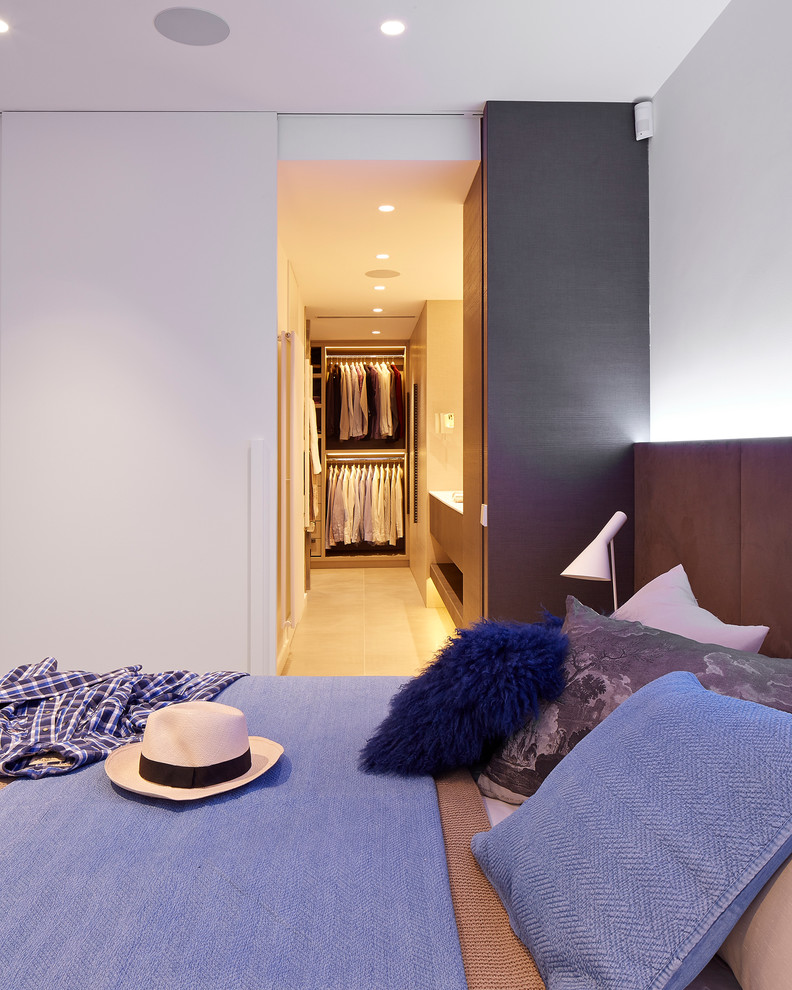 Идея дизайна: хозяйская спальня среднего размера в современном стиле с белыми стенами и полом из керамической плитки без камина