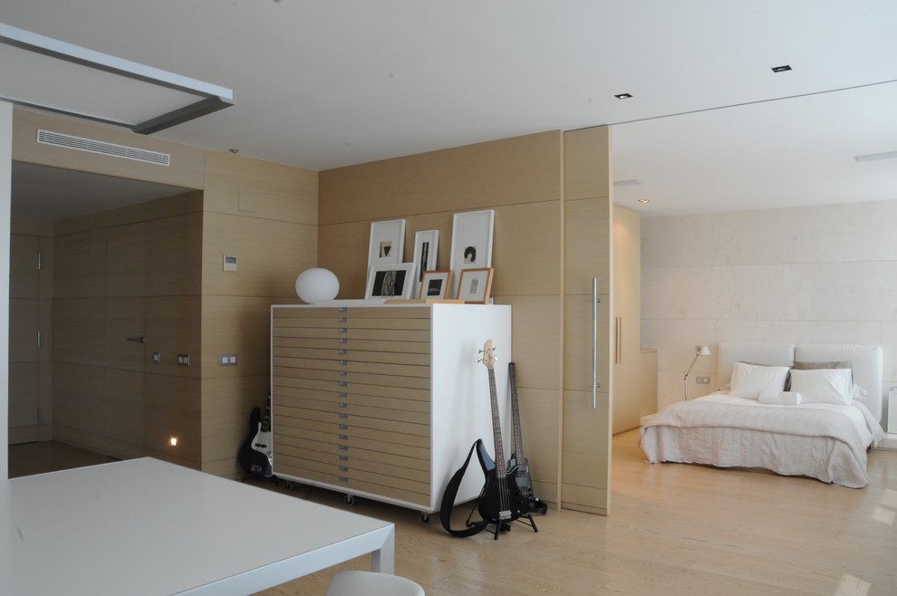 Стильный дизайн: хозяйская спальня среднего размера в современном стиле с белыми стенами и светлым паркетным полом без камина - последний тренд