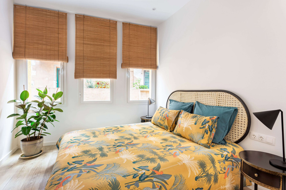 Diseño de dormitorio exótico con paredes blancas, suelo de madera clara y suelo beige