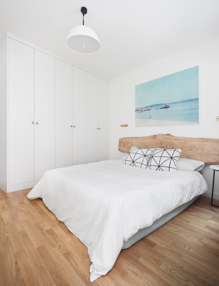 Свежая идея для дизайна: спальня в современном стиле с белыми стенами, паркетным полом среднего тона и коричневым полом - отличное фото интерьера