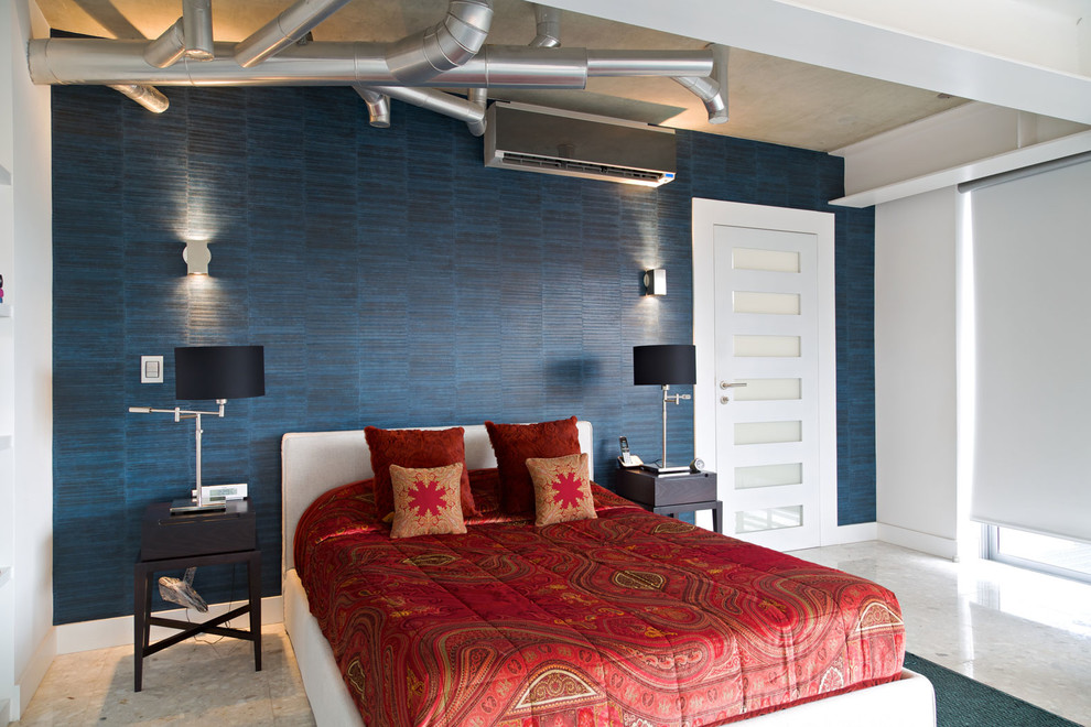 Idée de décoration pour une chambre parentale design avec un mur bleu et un sol beige.