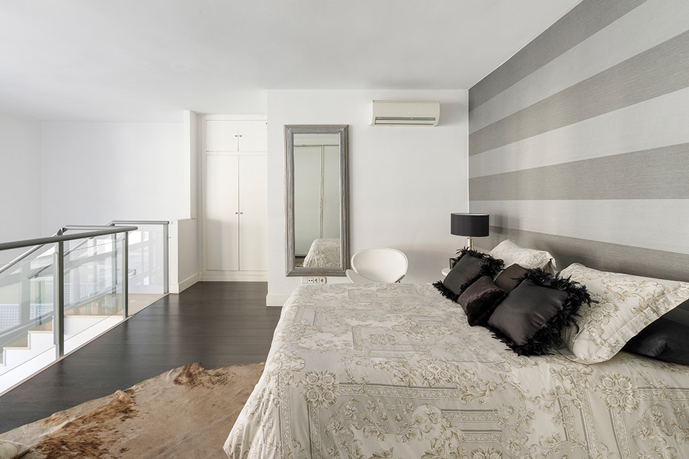 Esempio di una camera da letto stile loft eclettica con pareti bianche, parquet scuro e pavimento marrone