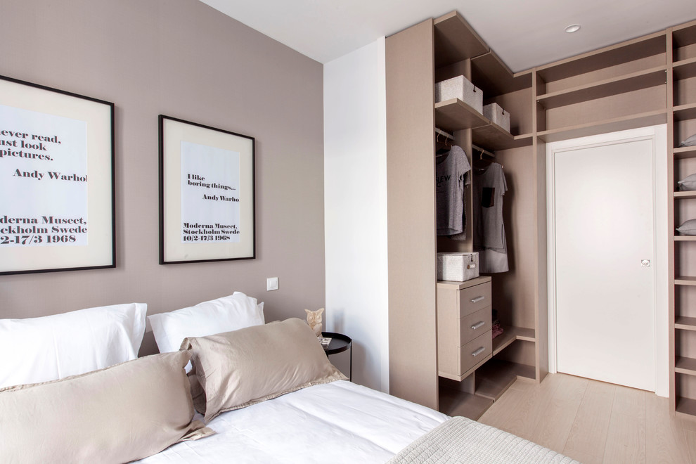 Ejemplo de dormitorio principal contemporáneo de tamaño medio con paredes multicolor y suelo de madera en tonos medios