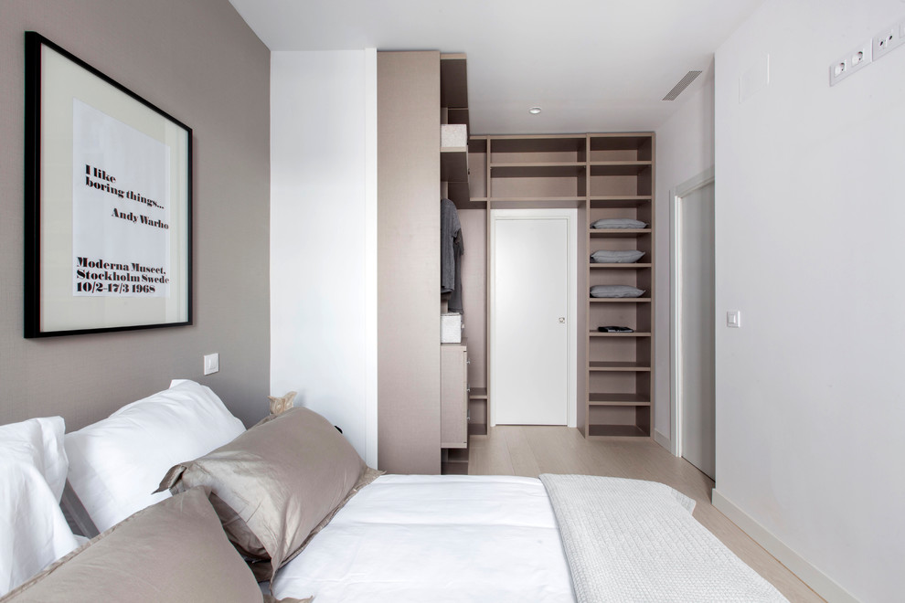 Diseño de dormitorio principal contemporáneo de tamaño medio con paredes multicolor y suelo de madera en tonos medios
