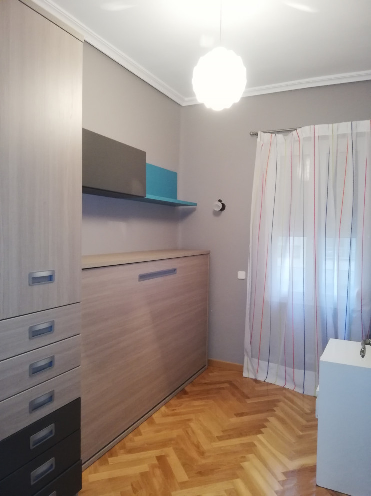 Ejemplo de habitación de invitados minimalista pequeña sin chimenea con paredes grises, suelo de madera clara y suelo marrón