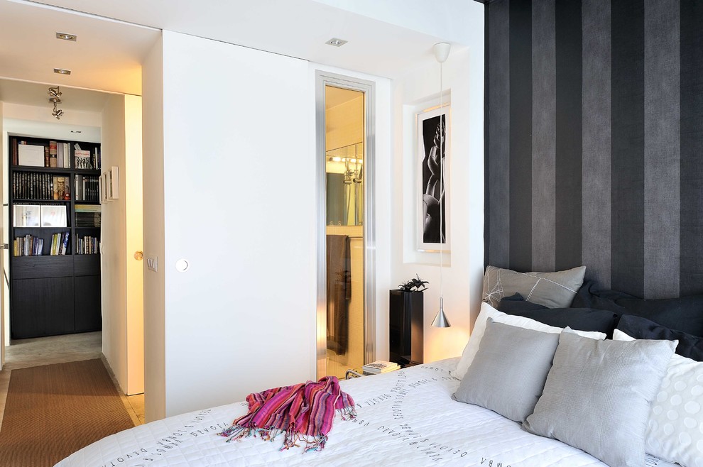 Imagen de dormitorio principal actual pequeño con paredes blancas y suelo de cemento