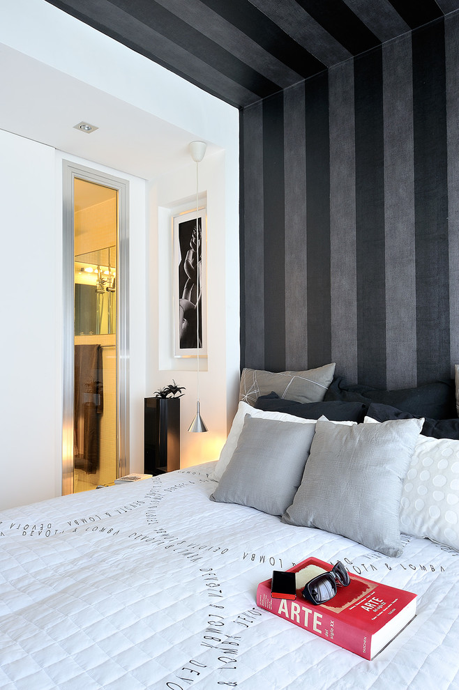 Kleines Modernes Hauptschlafzimmer mit weißer Wandfarbe und Betonboden in Madrid