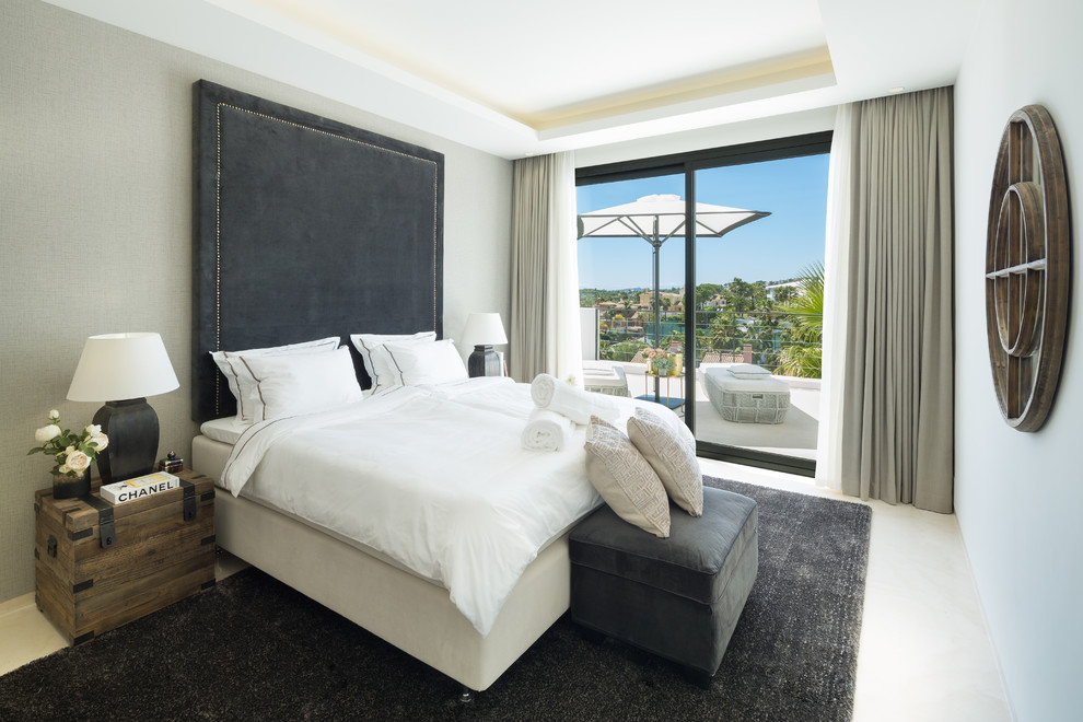 Стильный дизайн: хозяйская спальня в современном стиле с белыми стенами и бежевым полом - последний тренд
