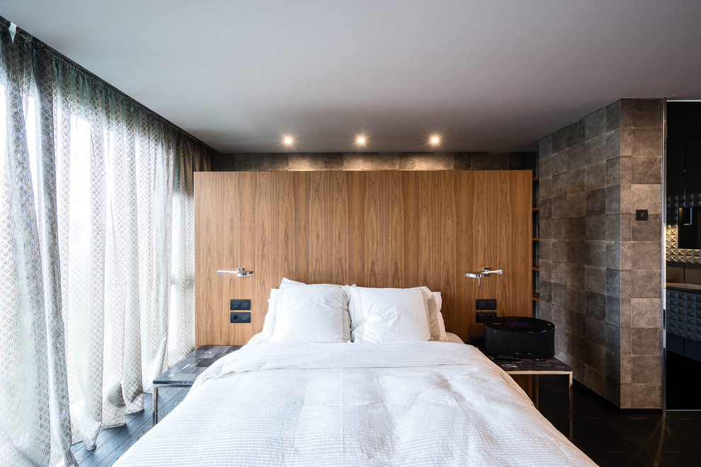 Пример оригинального дизайна: большая хозяйская спальня в современном стиле с коричневыми стенами, мраморным полом и черным полом без камина
