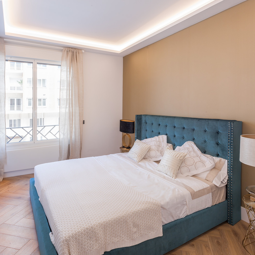 Imagen de habitación de invitados contemporánea con paredes blancas, suelo de madera en tonos medios y suelo marrón