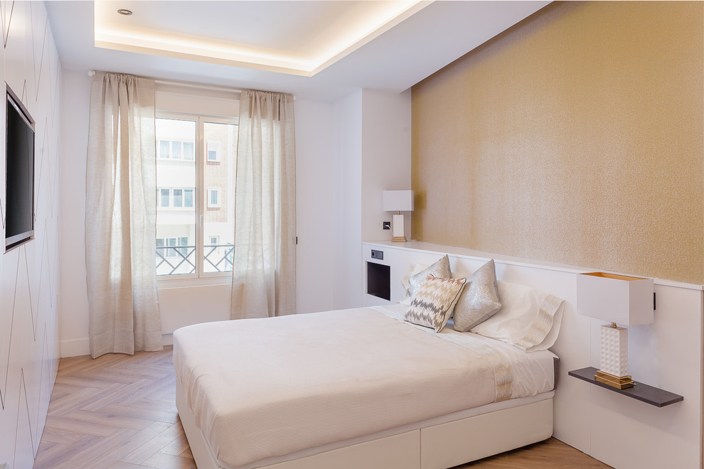 Diseño de habitación de invitados actual con paredes blancas, suelo de madera en tonos medios y suelo marrón