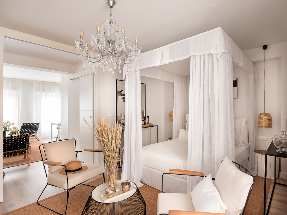 Immagine di una piccola camera matrimoniale contemporanea con pareti bianche, parquet chiaro, pavimento beige e nessun camino