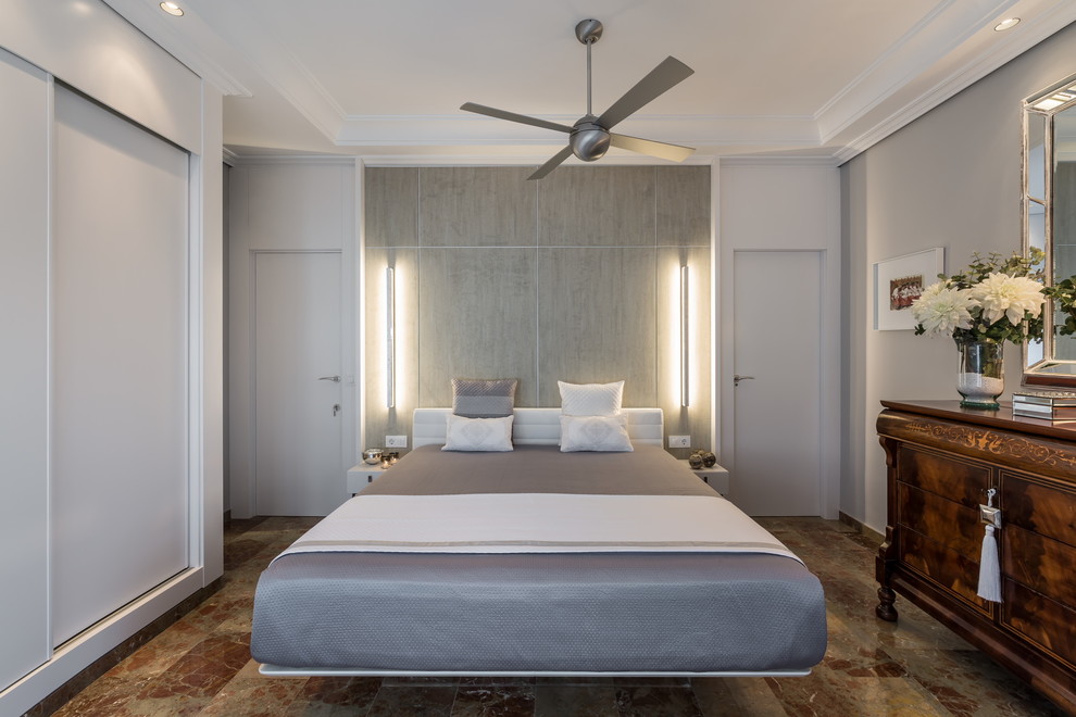 マドリードにある中くらいなトランジショナルスタイルのおしゃれな主寝室 (グレーの壁、大理石の床、暖炉なし) のレイアウト