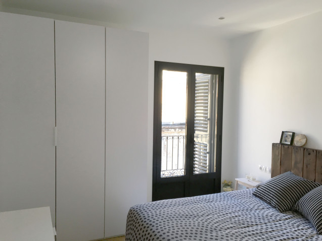Diseño de dormitorio principal nórdico de tamaño medio sin chimenea con paredes blancas y suelo de madera en tonos medios