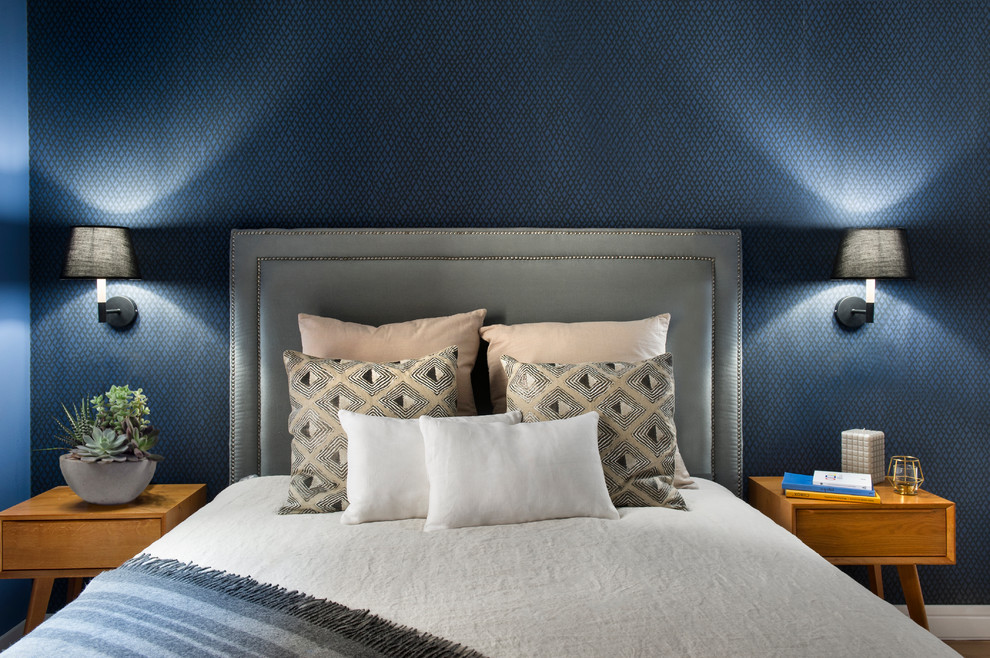 Идея дизайна: хозяйская спальня в стиле неоклассика (современная классика) с синими стенами без камина