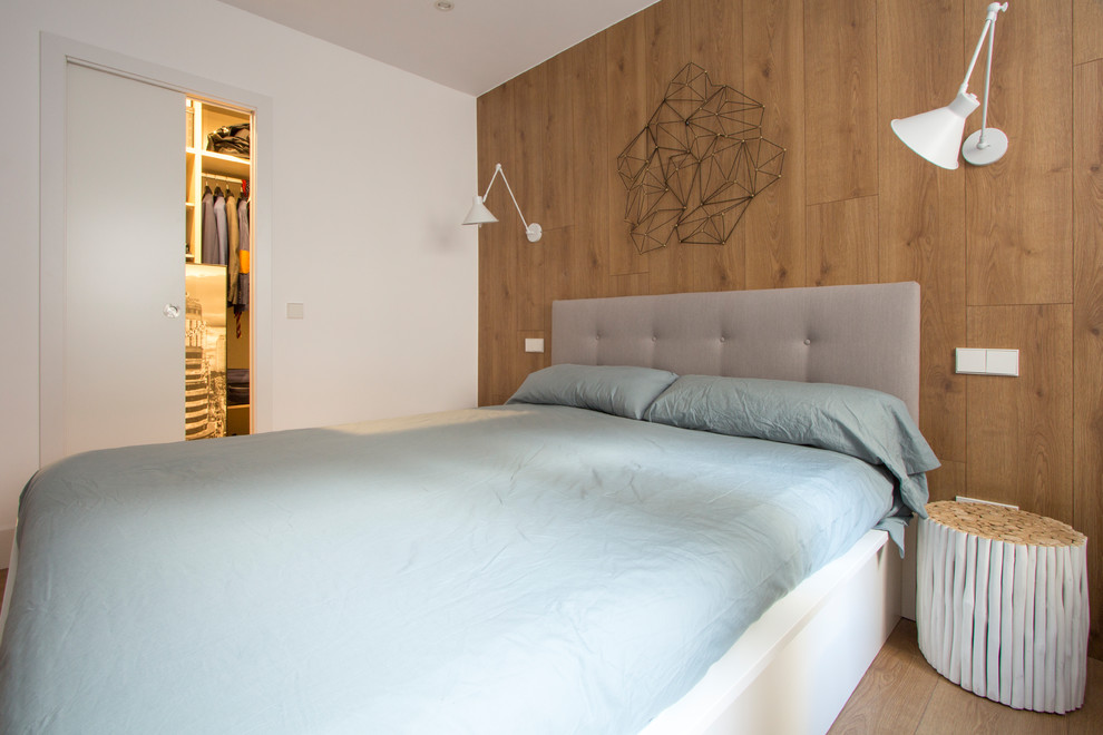 Источник вдохновения для домашнего уюта: хозяйская спальня среднего размера в скандинавском стиле с белыми стенами, паркетным полом среднего тона и коричневым полом без камина