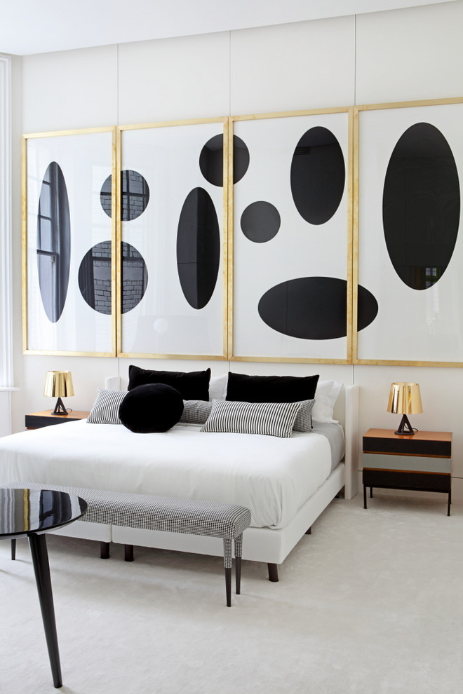 Modernes Schlafzimmer mit Teppichboden, beigem Boden und beiger Wandfarbe in London