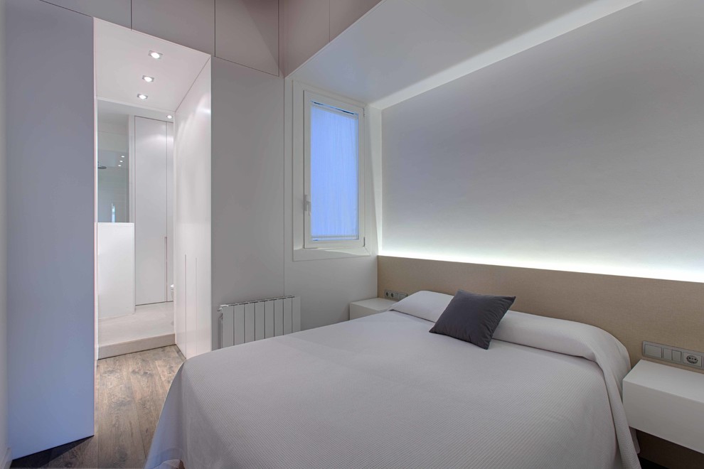 Diseño de dormitorio principal moderno de tamaño medio con paredes blancas