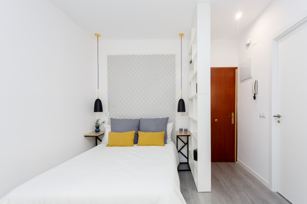 Diseño de dormitorio contemporáneo pequeño con paredes blancas y suelo de madera clara