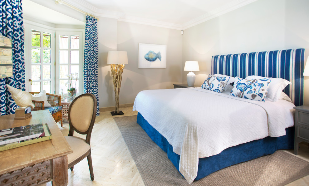 На фото: маленькая гостевая спальня (комната для гостей) в морском стиле с бежевым полом, синими стенами, мраморным полом и синими шторами для на участке и в саду