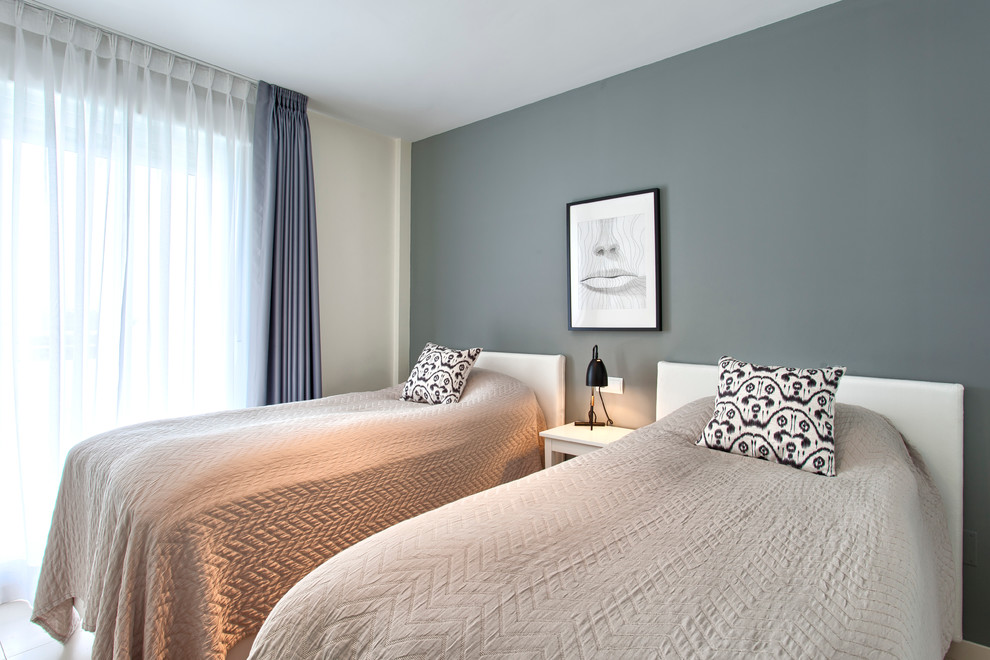 Diseño de habitación de invitados escandinava de tamaño medio sin chimenea con paredes grises y suelo de baldosas de cerámica