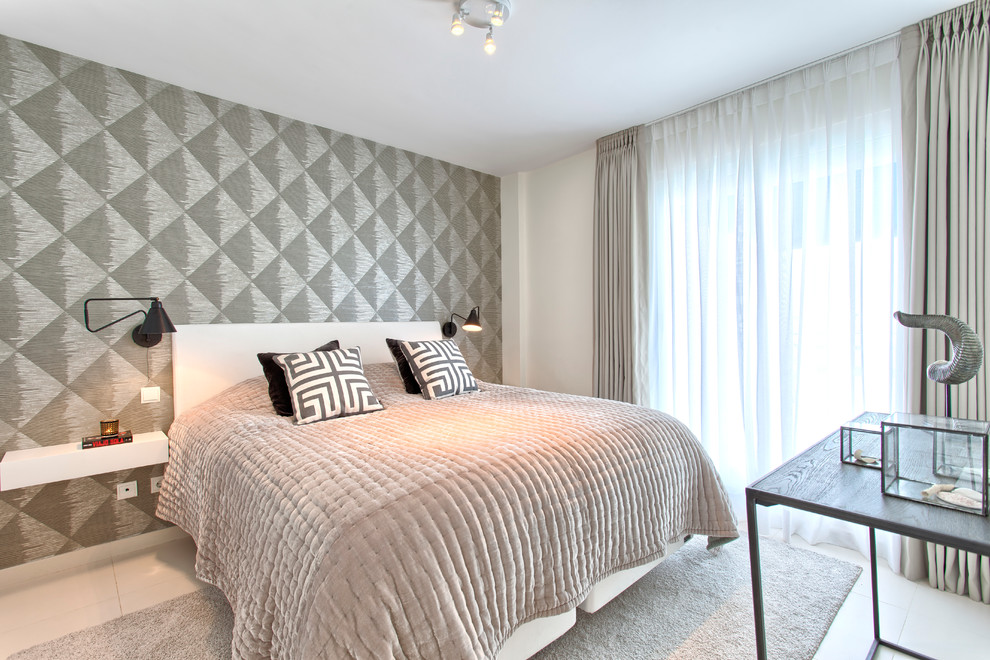 Imagen de dormitorio principal escandinavo de tamaño medio sin chimenea con paredes grises y suelo de baldosas de cerámica