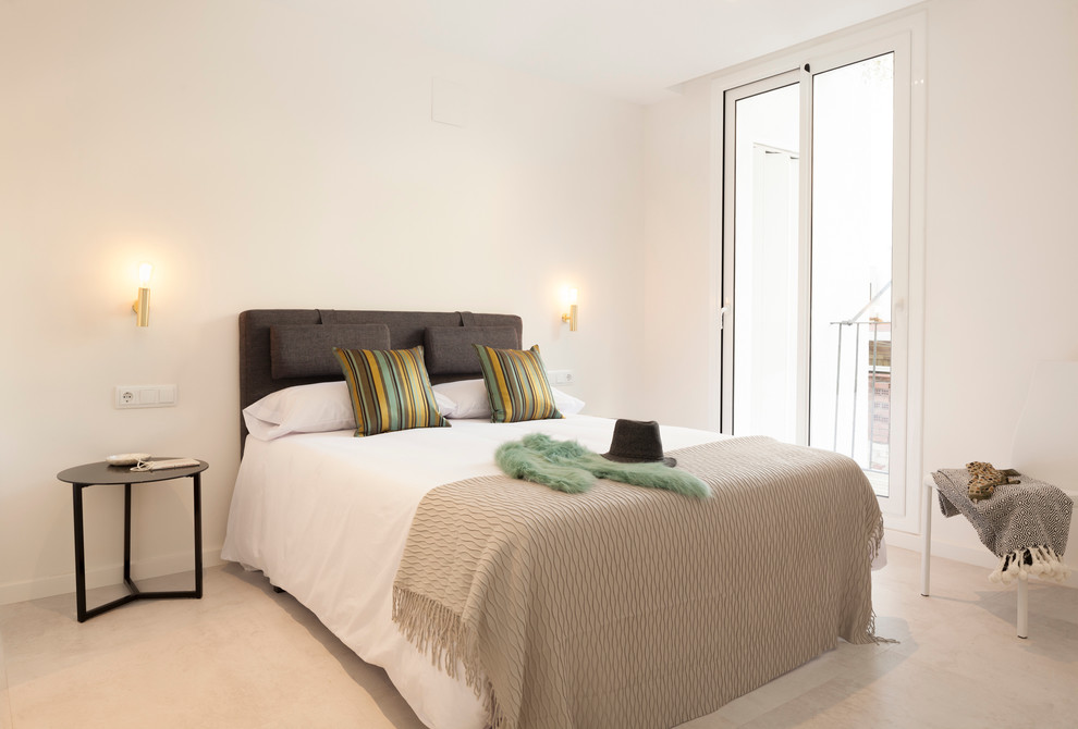 Mittelgroßes Nordisches Hauptschlafzimmer ohne Kamin mit beiger Wandfarbe in Barcelona