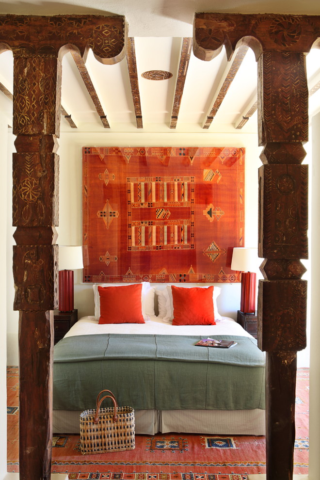 Ispirazione per una camera da letto mediterranea con pareti beige