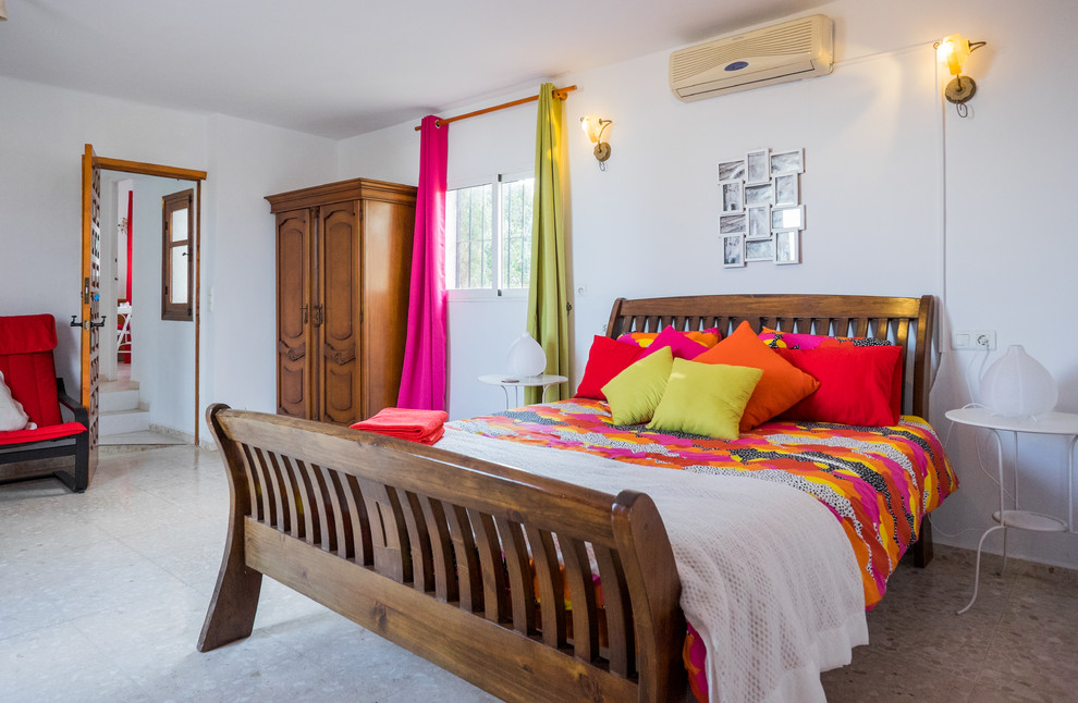 マラガにある中くらいなトランジショナルスタイルのおしゃれな主寝室 (白い壁、暖炉なし) のインテリア