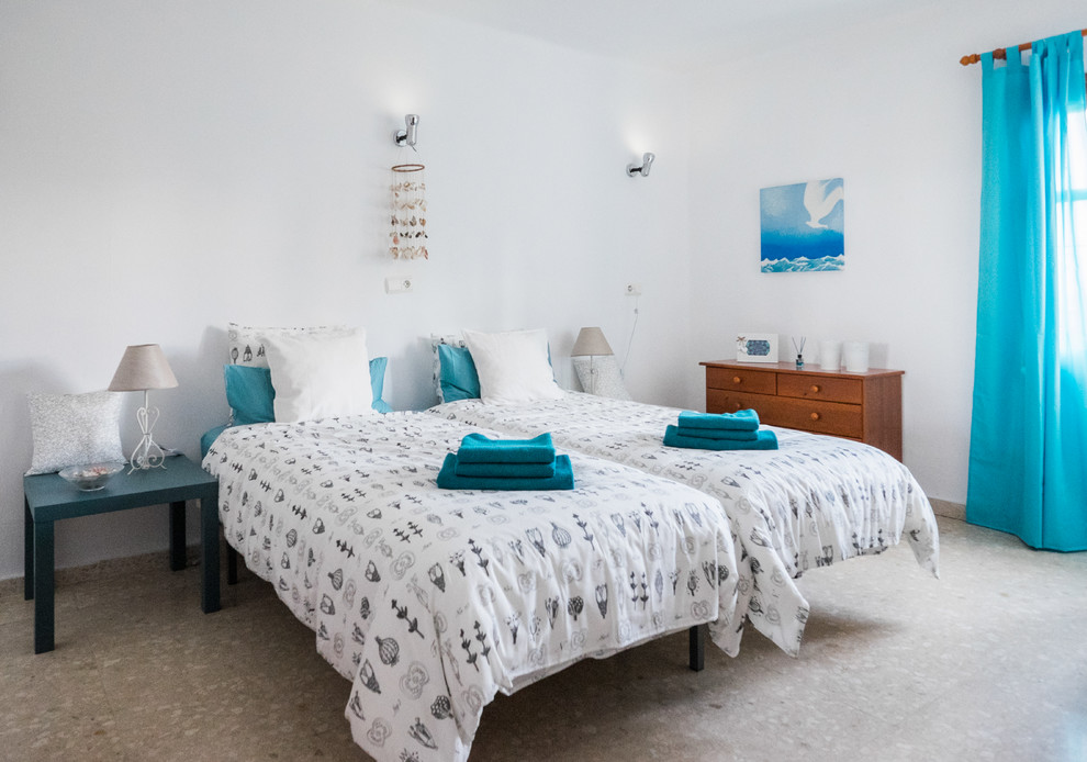 На фото: гостевая спальня среднего размера, (комната для гостей) в морском стиле с белыми стенами без камина
